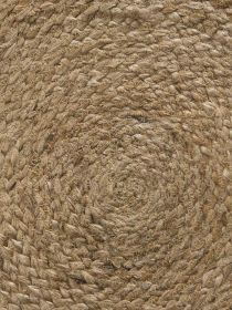 Runder geflochtener Teppich in Naturfarben mit spiralförmigem Muster auf Boden.