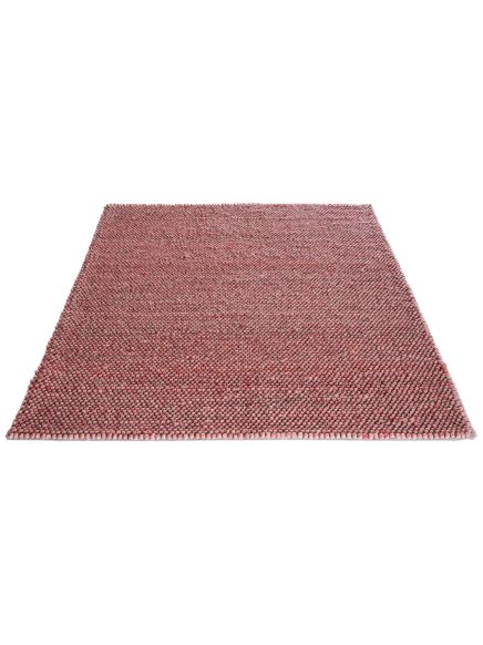 Roter Teppich mit dichter gepunkteter Struktur liegt flach auf weißem Untergrund.