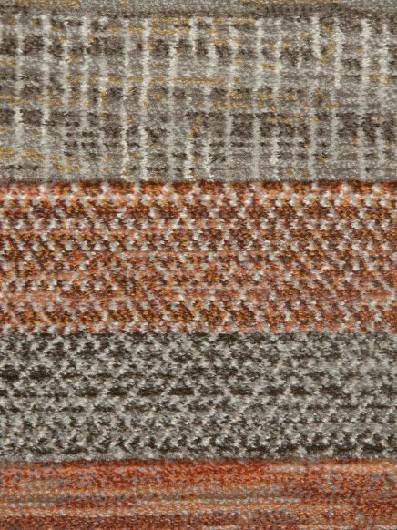 Teppich zeigt abstraktes Muster mit horizontalen Streifen in Grau, Braun und Orange.