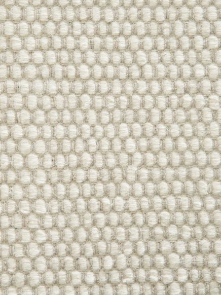 Textil mit strukturierter Oberfläche, kleine dicke Maschen in hellem Beige, Nahaufnahme.