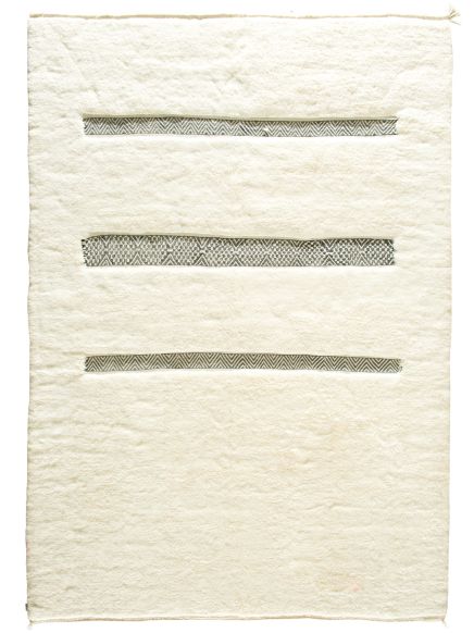 Wollteppich zeigt drei horizontale Linien mit geometrischem Muster auf hellem Hintergrund.