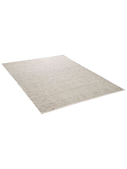Rechteckiger, beige Teppich liegt flach auf weißem Hintergrund.