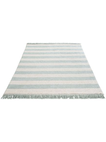 teppich liegt flach mit blauen und weißen streifen und fransen am rand auf weißem hintergrund