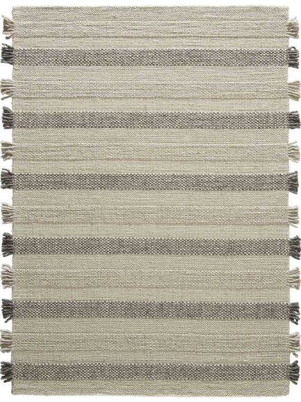 Teppich zeigt graue und beige horizontale Streifen mit Fransen an den Rändern auf hellem Hintergrund.