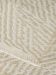 Teppich legt sich über weiteren Teppich mit beige-weißem Fischgrätmuster und Fransenrand.