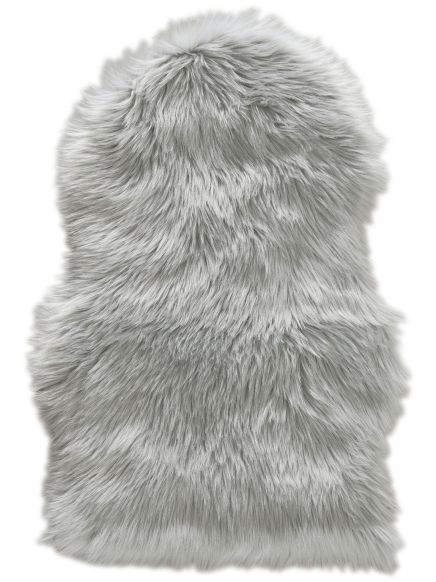 Hellgrauer, flauschiger Fellteppich liegt flach, isolierter weißer Hintergrund.