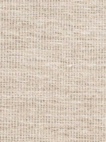 Beige gewebter Stoff mit grober Textur und unregelmäßigem Muster auf hellem Hintergrund.