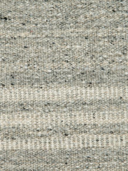 grober gewebter Stoff mit unregelmäßigem Muster und grauen, schwarzen sowie beigen Farbtönen