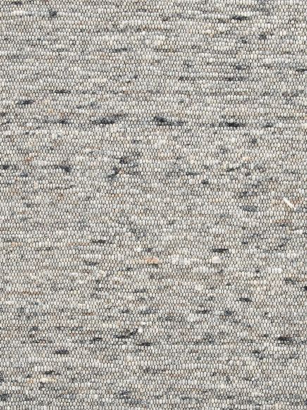Textilstruktur zeigt graue und schwarze Fasern, eng gewebt, textile Oberfläche nah.