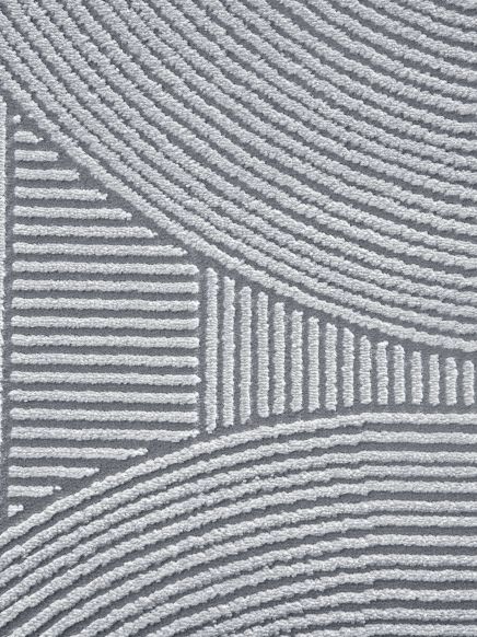 Teppich zeigt strukturierte Muster aus geraden und gebogenen Linien in Grau- und Weißtönen.