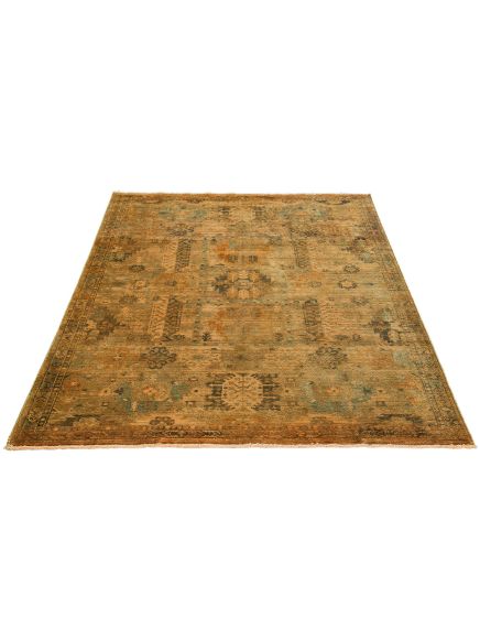 Quadratischer Teppich liegt flach, zeigt verblasstes Muster in braun und blau.