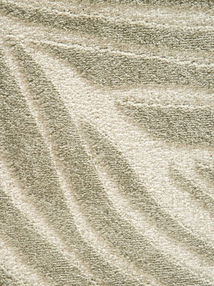 Teppich zeigt diagonale Linien in Beige und Hellgrau mit strukturierter Oberfläche.