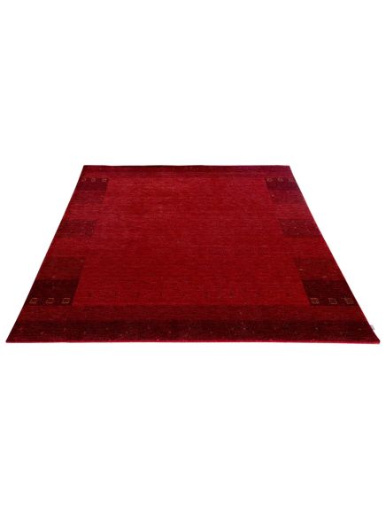 Roter Teppich liegt flach, mit dunkleren quadratischen Mustern an den Enden, minimalistisch.