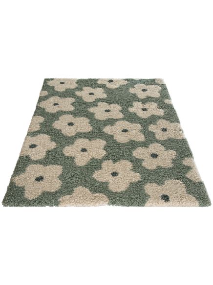 Teppich zeigt Blumenmuster mit hellen Blüten auf grünem Hintergrund, flach liegend auf weißem Grund.