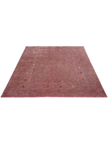 Quadratischer Teppich liegt flach, rot mit kleinen farbigen Mustern entlang des Randes.