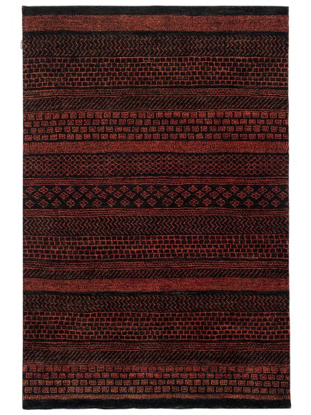 Teppich zeigt geometrische Muster in Rot und Schwarz, angeordnet in horizontalen Streifen.