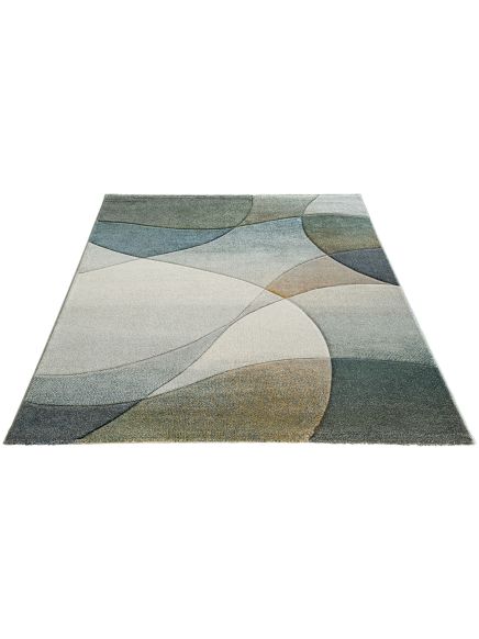 Teppich zeigt abstrakte, geschwungene Flächen in Grau-, Blau- und Beigetönen auf weißem Hintergrund.