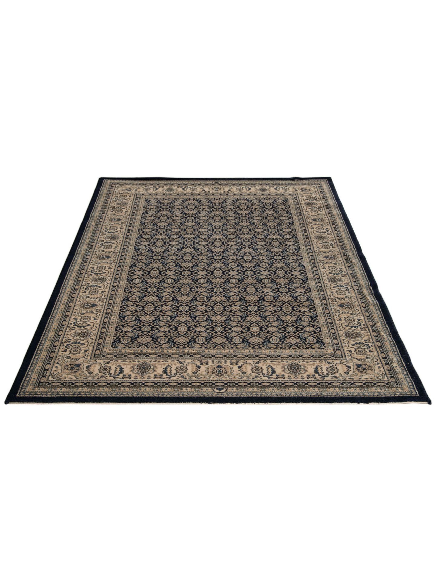 Teppich zeigt florales Muster in Blau und Beige, liegt flach auf weißem Hintergrund.