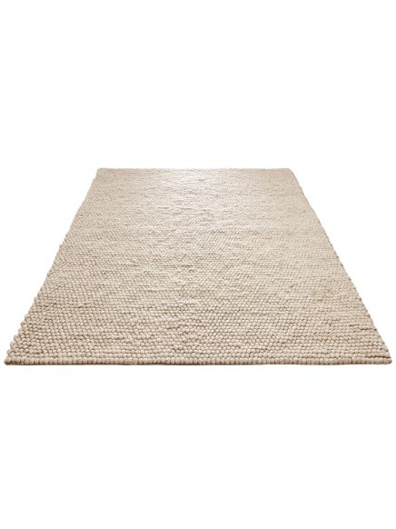 Beiger Teppich mit kugelförmiger Struktur, flach liegend vor weißem Hintergrund.