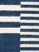 Teppich zeigt blau-weiße horizontale Streifen in unterschiedlicher Breite und unregelmäßigem Muster.