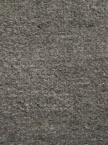 grauer Teppich zeigt Textur mit dichtem, feinem Muster auf ebenem Untergrund