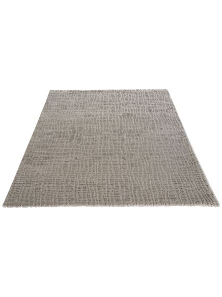 Quadratischer Teppich liegt flach, zeigt ein strukturiertes Muster, auf weißem Hintergrund.