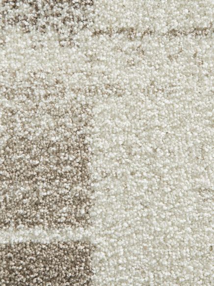 Teppich zeigt helle und beige gemusterte Fäden in dichter, weicher Struktur.