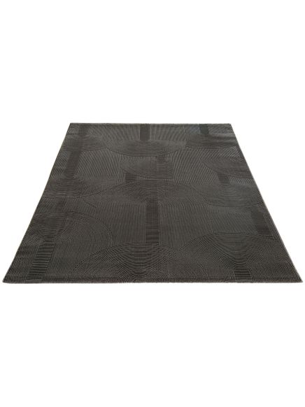 Teppich zeigt geometrisches Muster mit Halbkreisen und Linien in dunklem Farbton auf hellem Hintergrund.