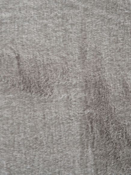 Flachflor-Teppich zeigt feine, unregelmäßige graue Muster auf hellem Hintergrund.