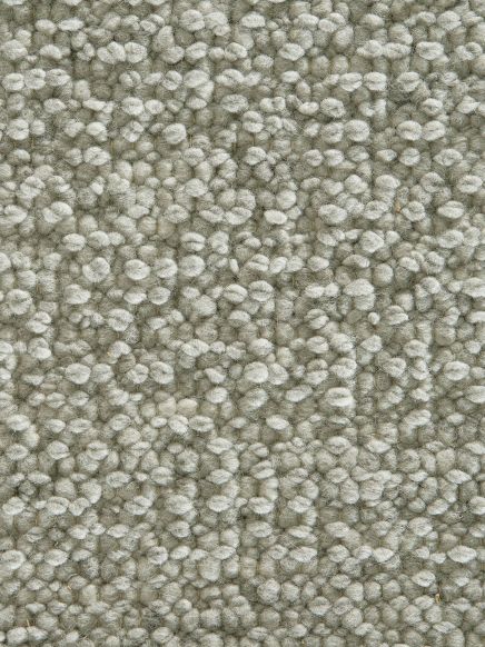 Teppich mit dicht gewebten, kleinen, runden Schlaufen in hellgrauer Farbe, Nahaufnahme.