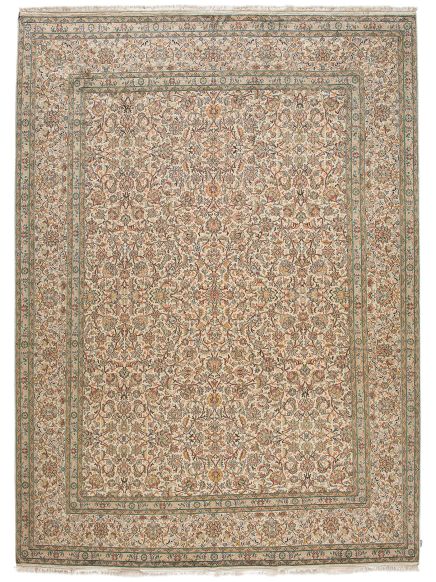 Teppich liegt flach, zeigt dichtes florales Muster mit Ranken und Blumen, beige Grundfarbe.