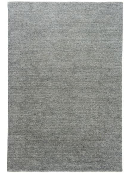 Teppich liegt flach und ruhig, einfarbig in hellgrau ohne Muster oder Textur.