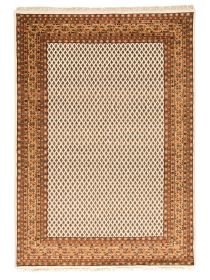 Teppich zeigt diagonales Muster in der Mitte umrahmt von mehrfarbigem geometrischem Randmuster auf hellem Grund.