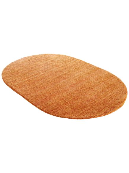 Ovaler Teppich liegt flach auf weißem Hintergrund, Farbe orange-braun.