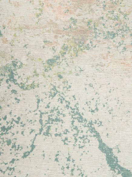 Teppich zeigt unregelmäßige blaue und gelbliche Flecken auf hellem Hintergrund, texturierte Oberfläche.