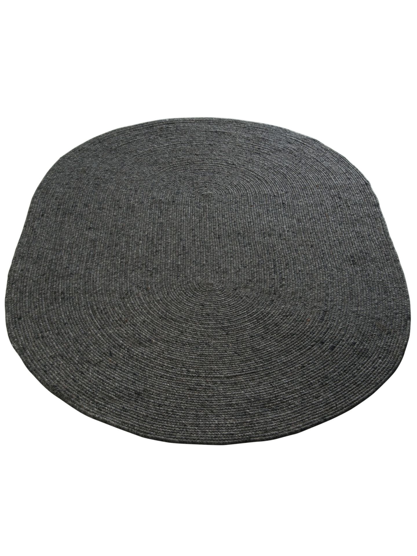Runder grauer Teppich mit spiraliger Textur, flach liegend auf weißem Hintergrund.