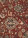 Roter Teppich zeigt florales Muster mit beigen und schwarzen Details, dichter Stoffstruktur.