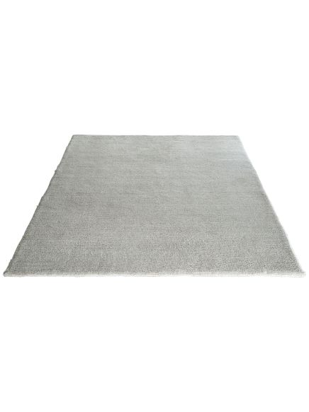 Quadratischer Teppich liegt flach auf weißem Hintergrund, hellgraue Farbe ohne Muster.