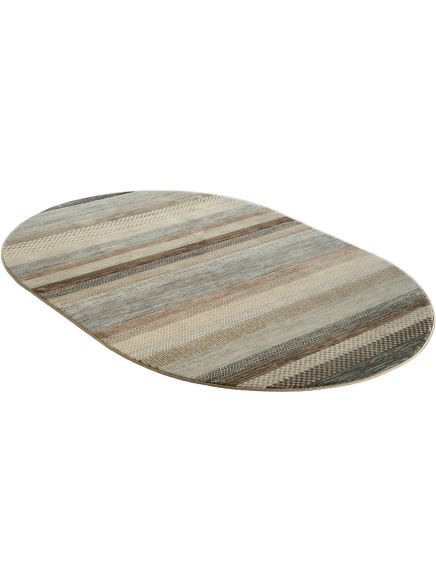 oval geformter teppich mit streifenmuster in beige, braun und grau auf weißem hintergrund