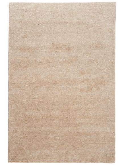 Rechteckiger, einfarbiger Teppich in Beige, flach liegend vor weißem Hintergrund.