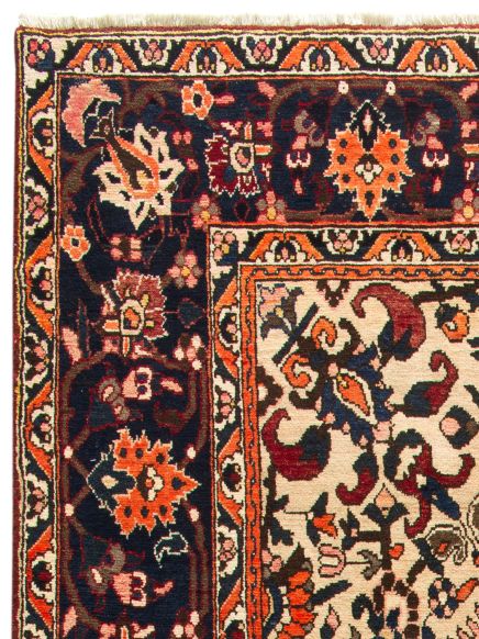 Orientteppich zeigt florale Muster in Orange, Blau und Rot auf beigem und dunklem Hintergrund.