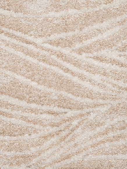 Teppich zeigt diagonale Streifen in beige und weiß in Nahaufnahme auf glattem Untergrund.