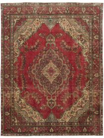 Orientteppich zeigt medaillonförmiges Muster mit floralen Motiven auf rotem Grund.