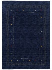 Blauer Teppich mit kleinen Tieren und Pflanzenmustern in gelb, weiß, rot und grün als Rahmen.