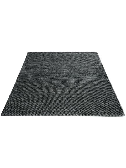 Rechteckiger, dunkelgrauer Teppich mit strukturierter, genoppt wirkender Oberfläche, flach liegend.