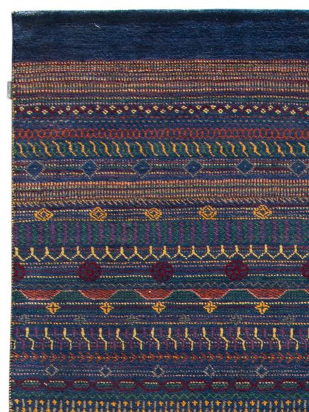 Teppich zeigt horizontale farbige Muster und Ornamente auf blauem Hintergrund.