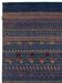 Teppich zeigt horizontale farbige Muster und Ornamente auf blauem Hintergrund.