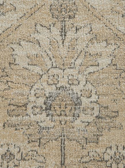 Teppich zeigt braune und graue florale Muster in symmetrischem Design auf beigem Hintergrund.