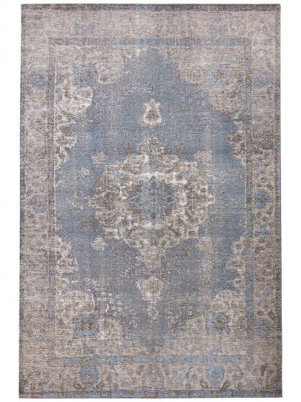 Teppich zeigt florales und geometrisches Muster in Blau und Braun in hellen Tönen.