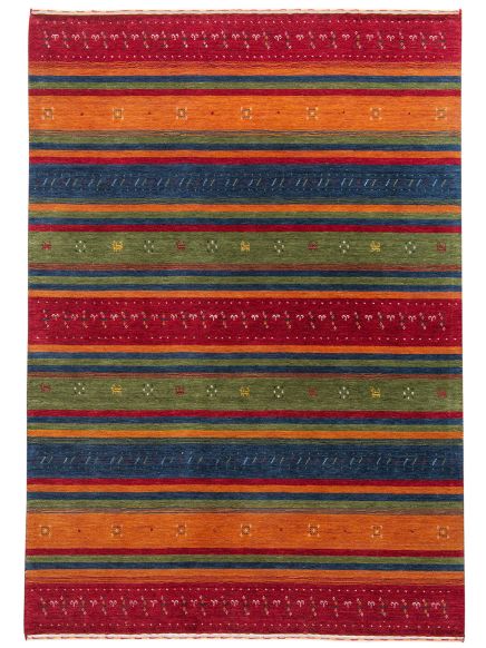 Teppich zeigt bunte horizontale Streifen in Rot, Orange, Blau und Grün mit kleinen Mustern darauf.